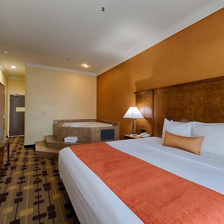 Best Western Plus Delta Inn & Suites Oakley Ngoại thất bức ảnh