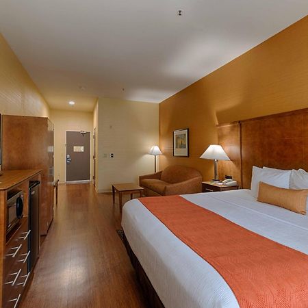 Best Western Plus Delta Inn & Suites Oakley Ngoại thất bức ảnh