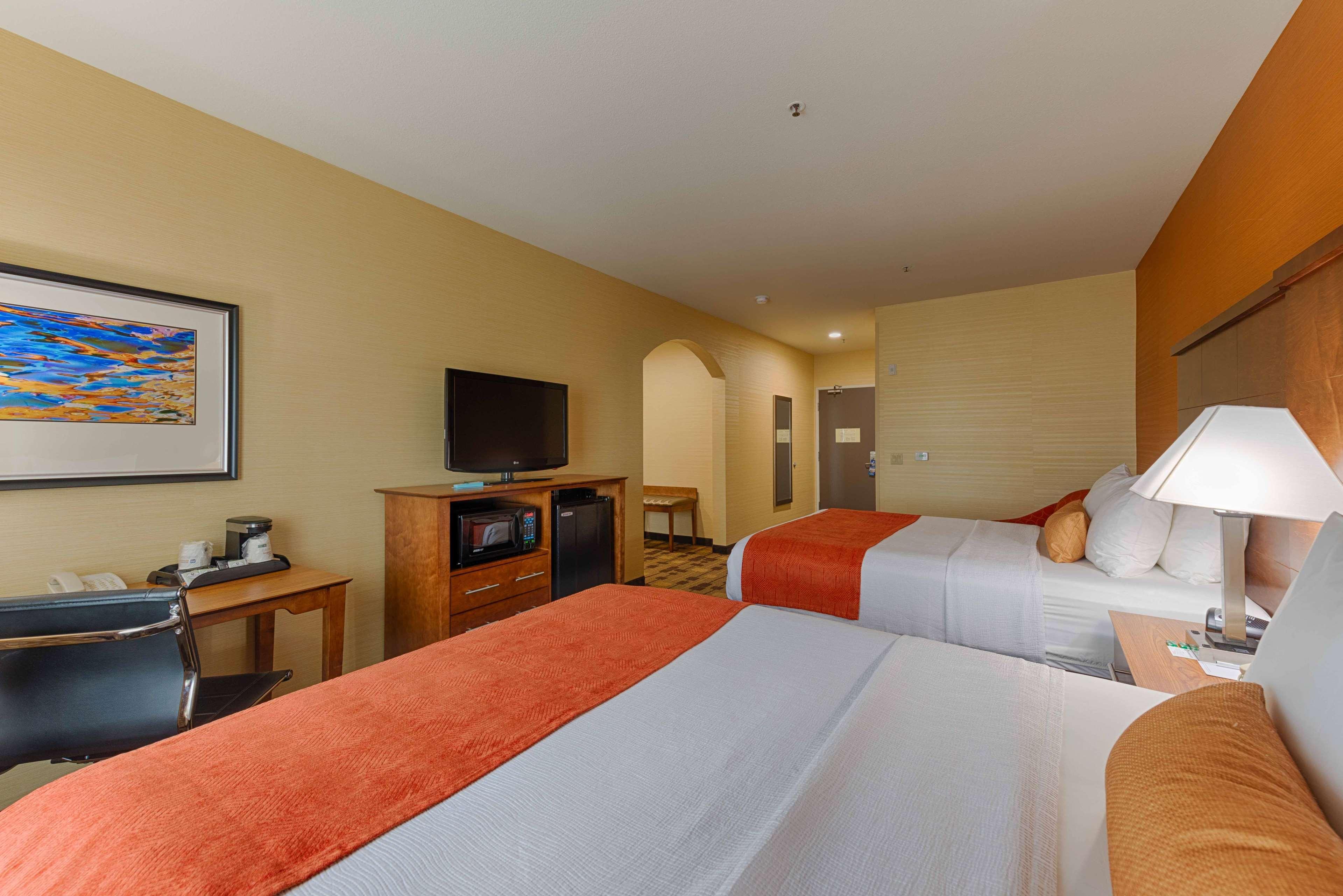 Best Western Plus Delta Inn & Suites Oakley Ngoại thất bức ảnh