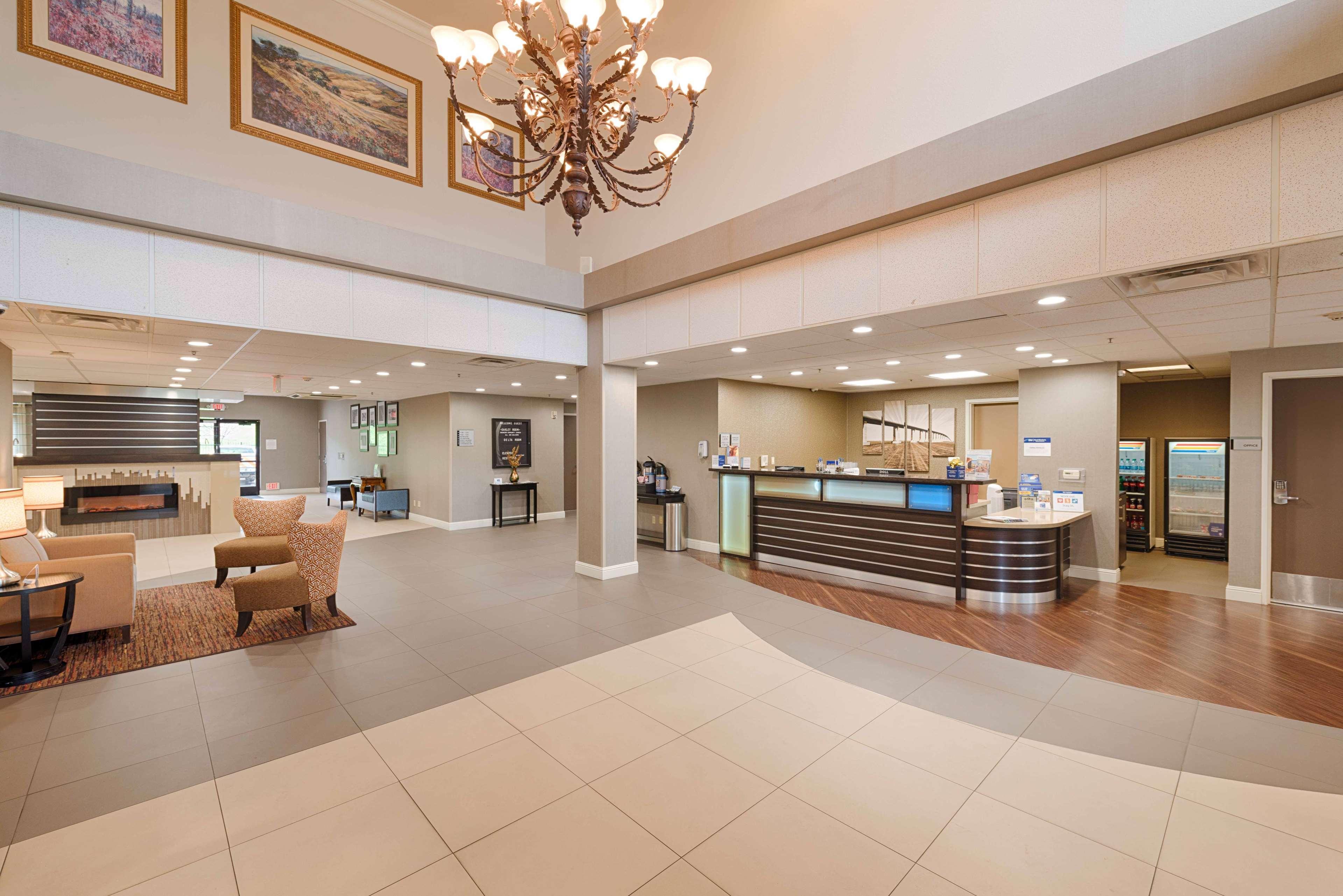 Best Western Plus Delta Inn & Suites Oakley Ngoại thất bức ảnh