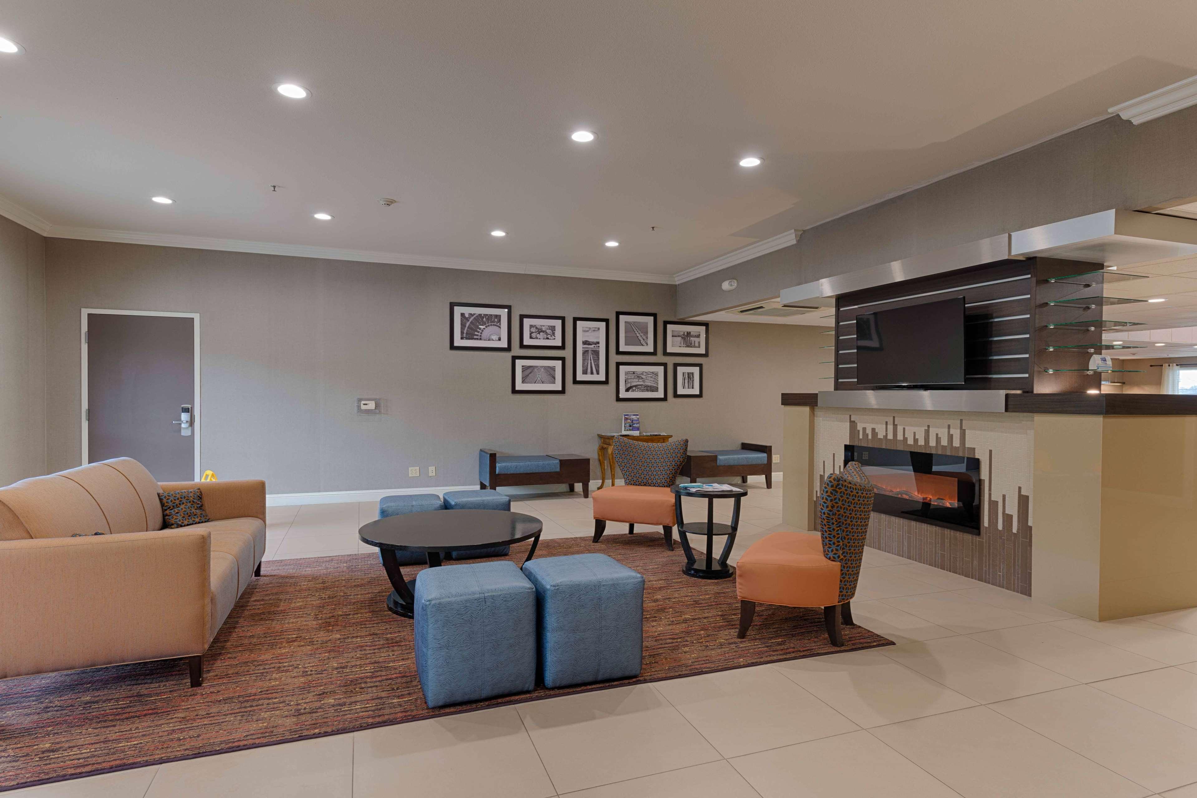 Best Western Plus Delta Inn & Suites Oakley Ngoại thất bức ảnh