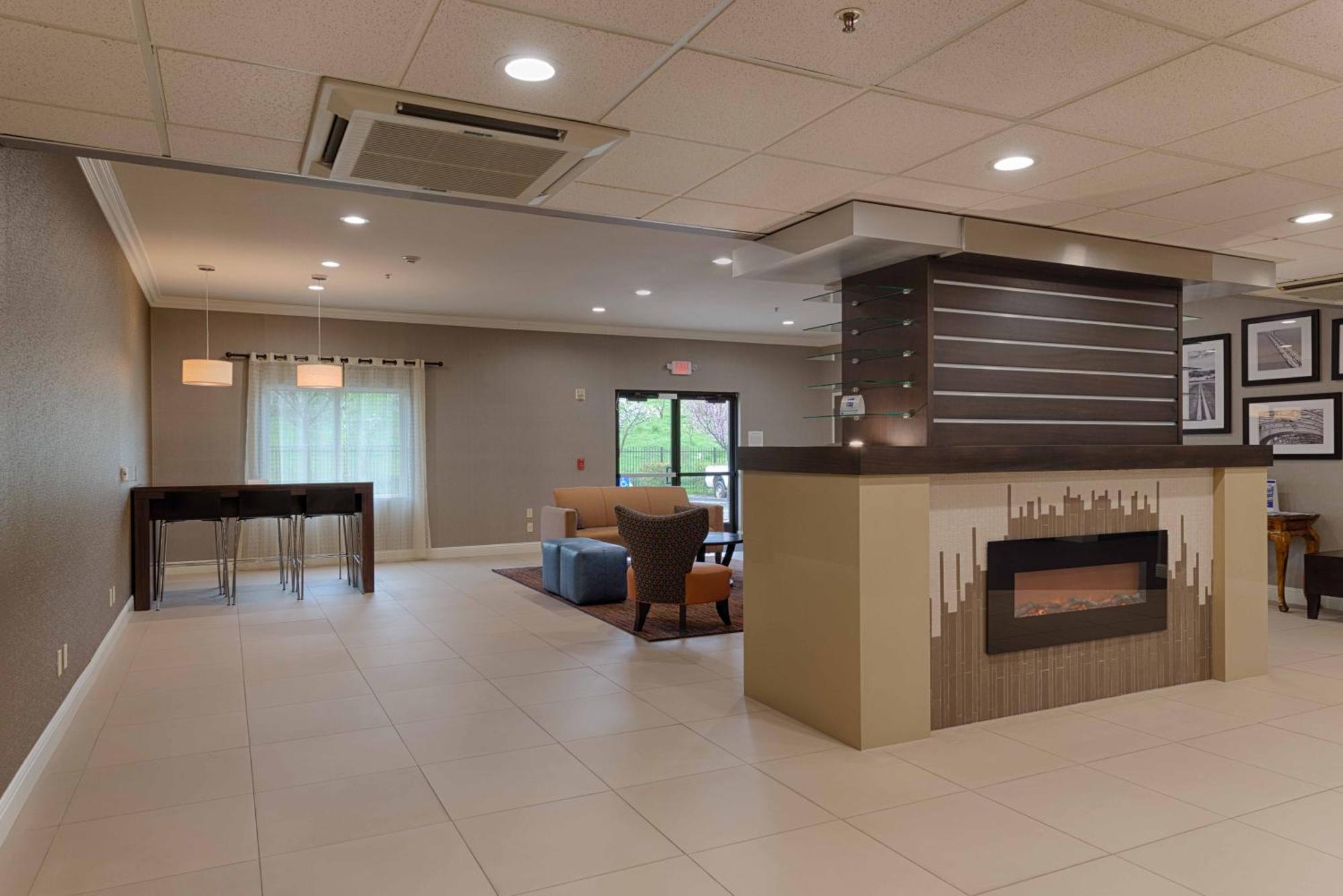 Best Western Plus Delta Inn & Suites Oakley Ngoại thất bức ảnh