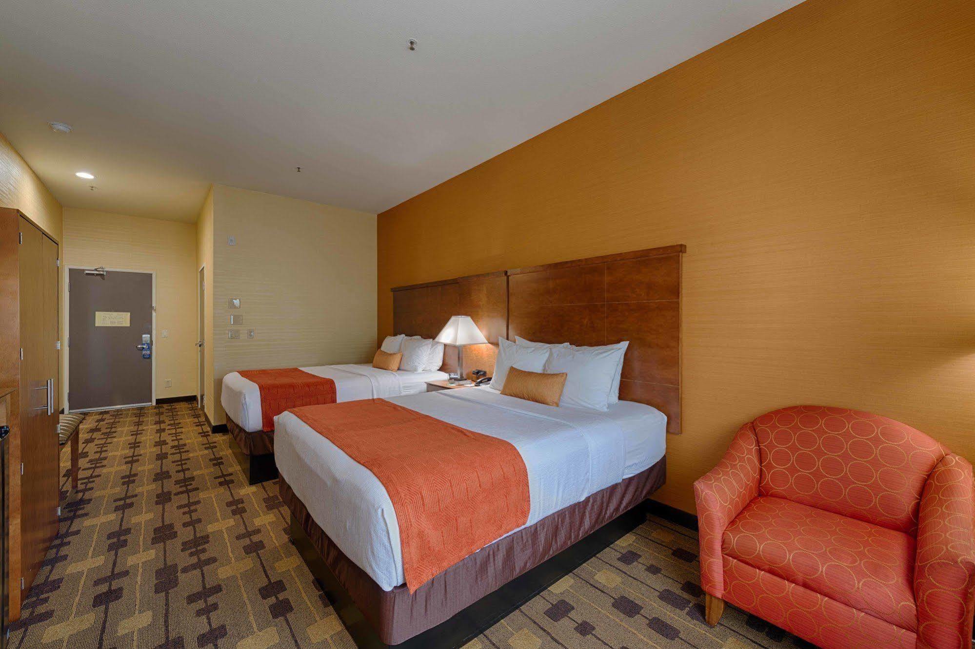 Best Western Plus Delta Inn & Suites Oakley Ngoại thất bức ảnh