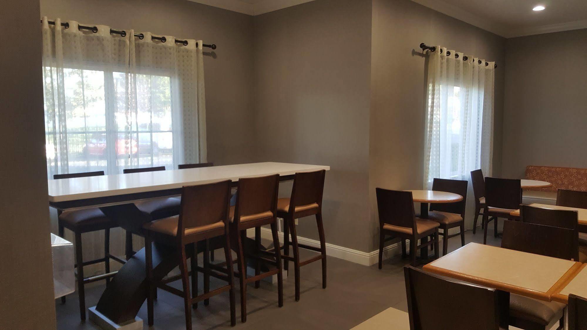 Best Western Plus Delta Inn & Suites Oakley Ngoại thất bức ảnh